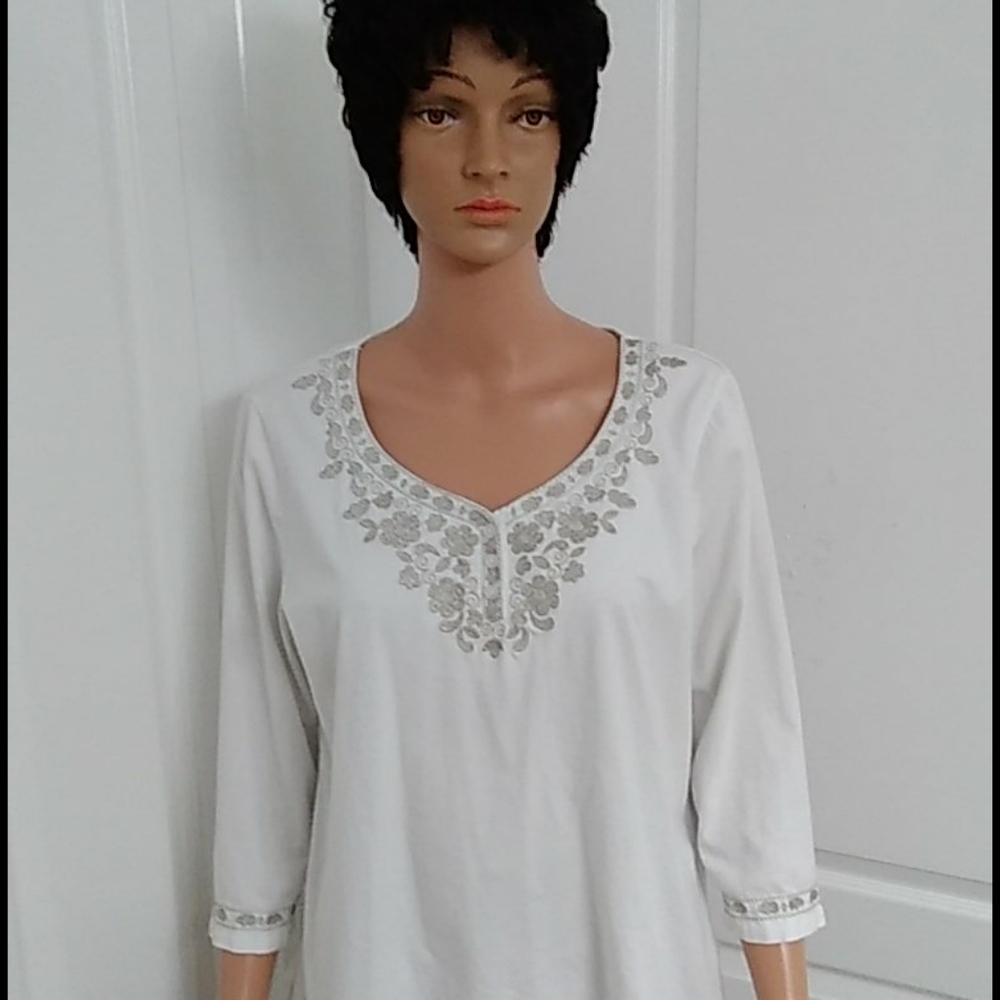 Embroider V-Neck Blouse size XLP by Laura Scott 🥰 MAKE AN OFFER 🥰